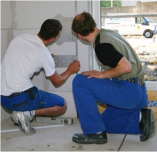 Zwei Elektriker bei der Installation