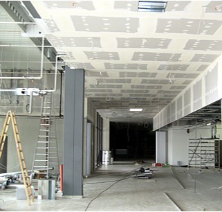 Halle während der Elektroinstallation