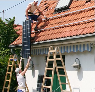 Montage von Solarmodulen auf einem Dach